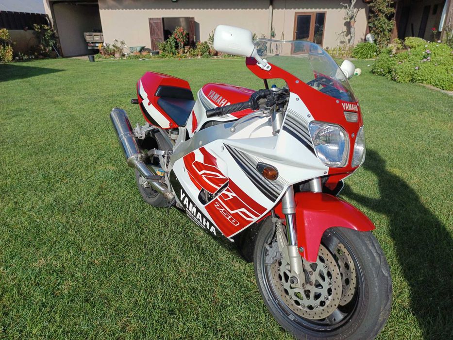 Moto Yamaha YZF 750 R 4HD – 32.253 km – Excelente estado