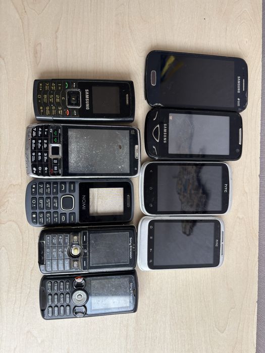 Лот старих телефонів