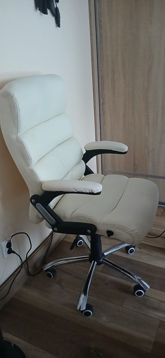 Obrotowy fotel biurowy