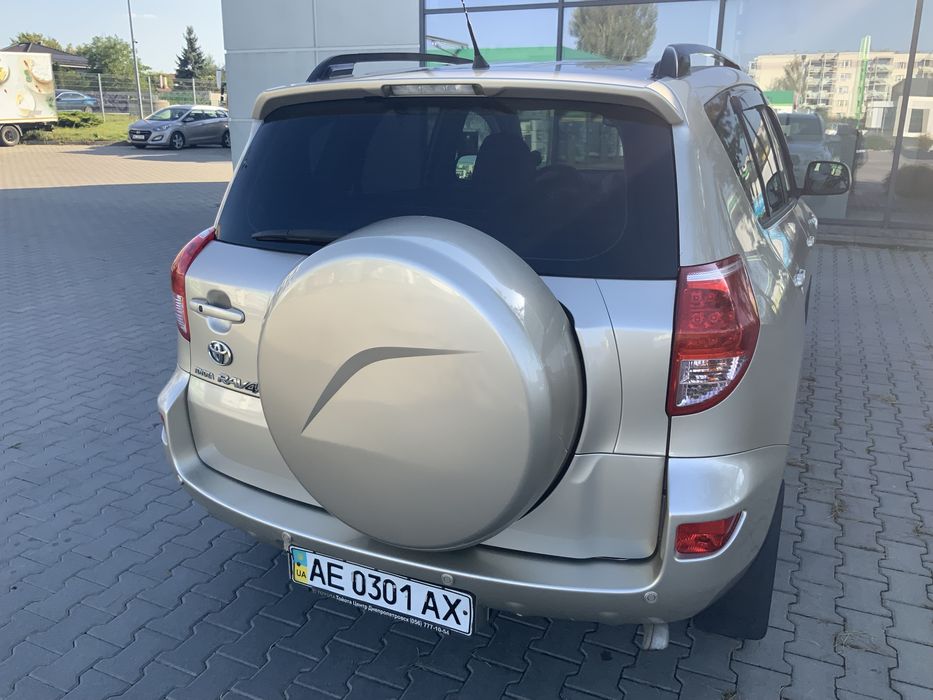 Автомобіль Тайота RAV4 2006 року випуску