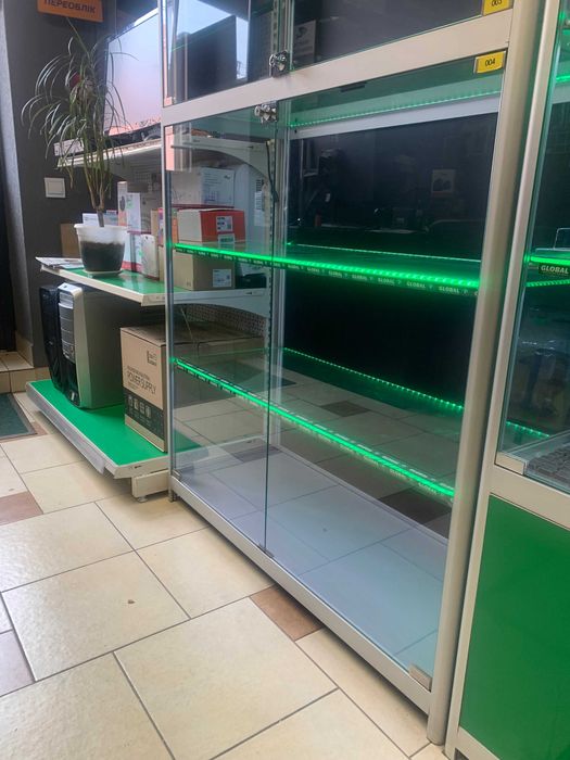 Скляна вітрина для офісу / магазину (стелаж, полка, витрина)