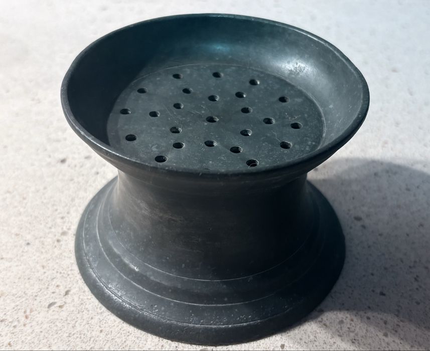 Antiguissimo areeiro de mesa secretária em estanho