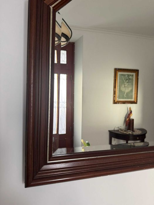 Conjunto de 1 espelho e 3 aparadores com a parte superior em mármore