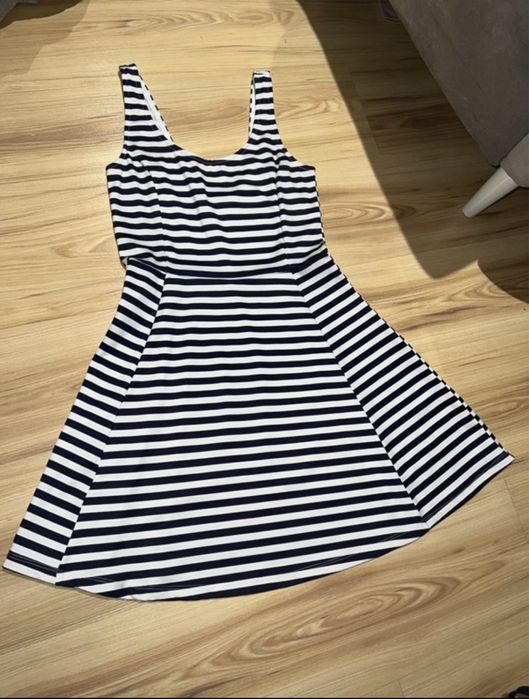 Sukienka w paski biało-granatowa M