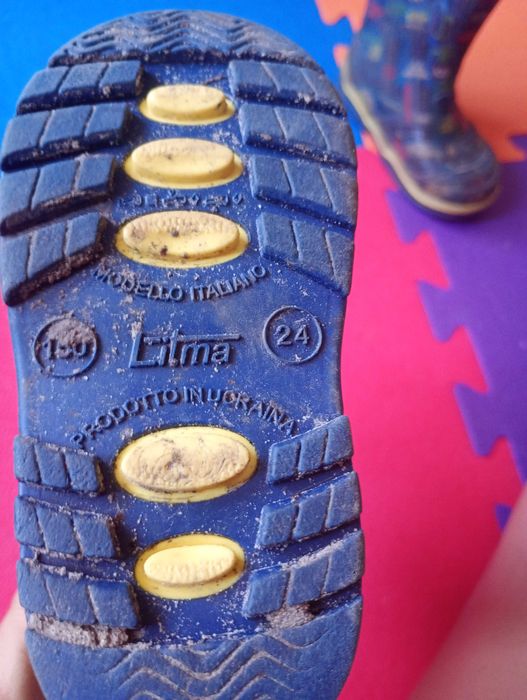 Віддам безкоштовно дитяче взуття