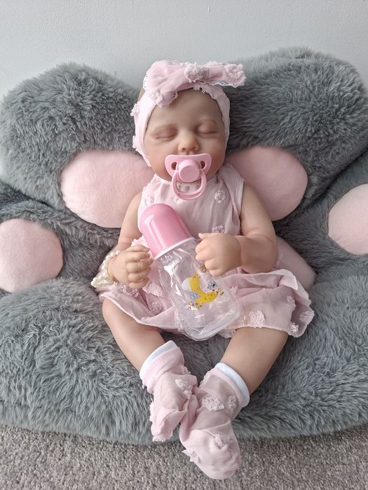 Śpiąca Lalka jak żywe dziecko reborn piękna NOWA duża prawie 50 cm , cala gumowa tułów tez , można kąpać, ubrana jak na zdjęciach , dodatkowo smoczek