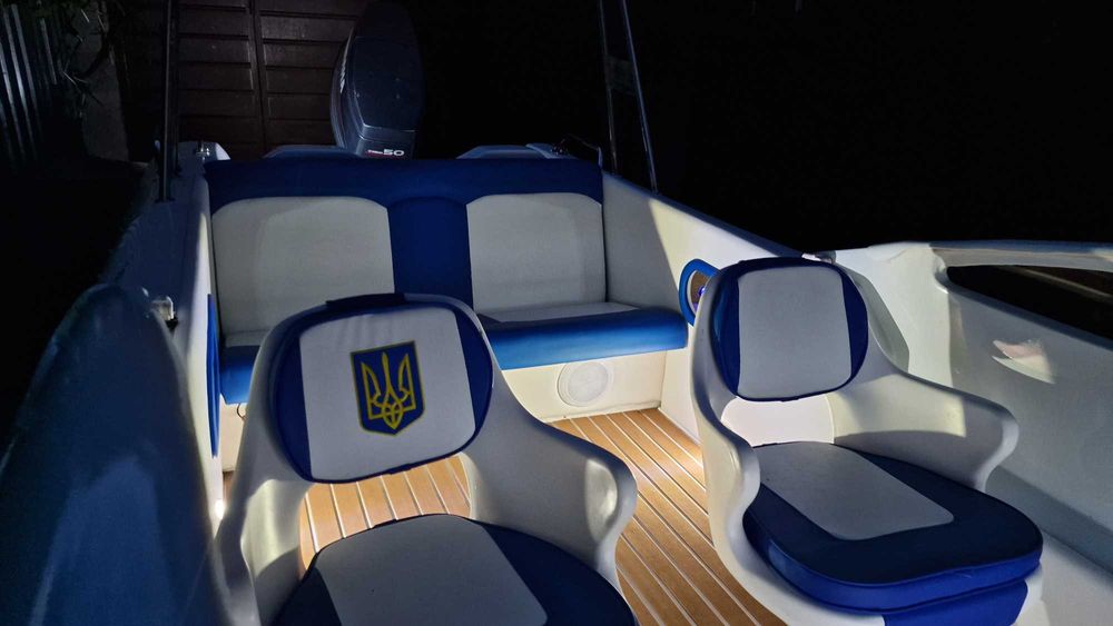 Катер для романтичних прогулянок.