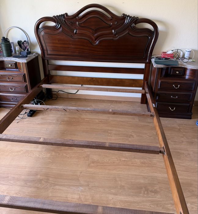 Conjunto cama casal + estrado + 2 mesas cabeceira