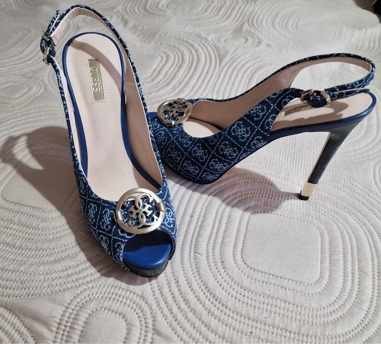 Sapato de salto guess