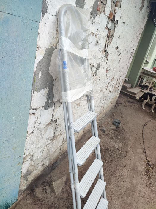 Новая лестница стремянка.