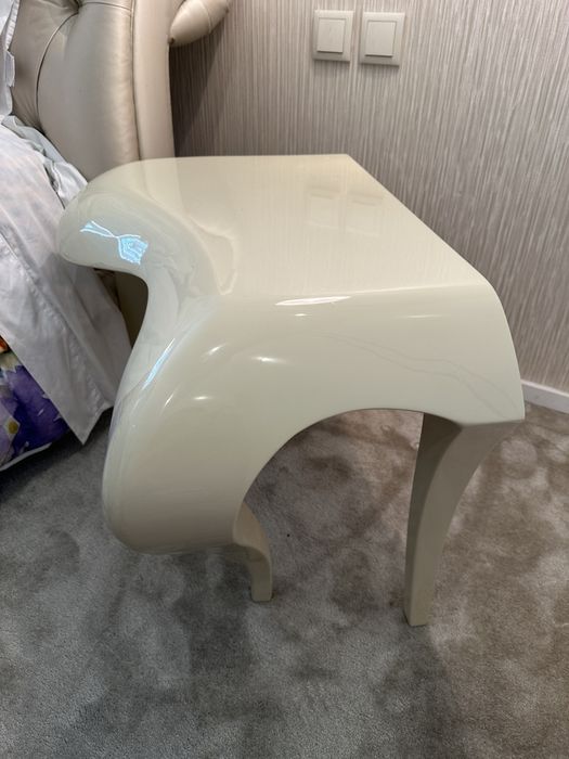 Conjunto comoda e mesinhas de cabeceira