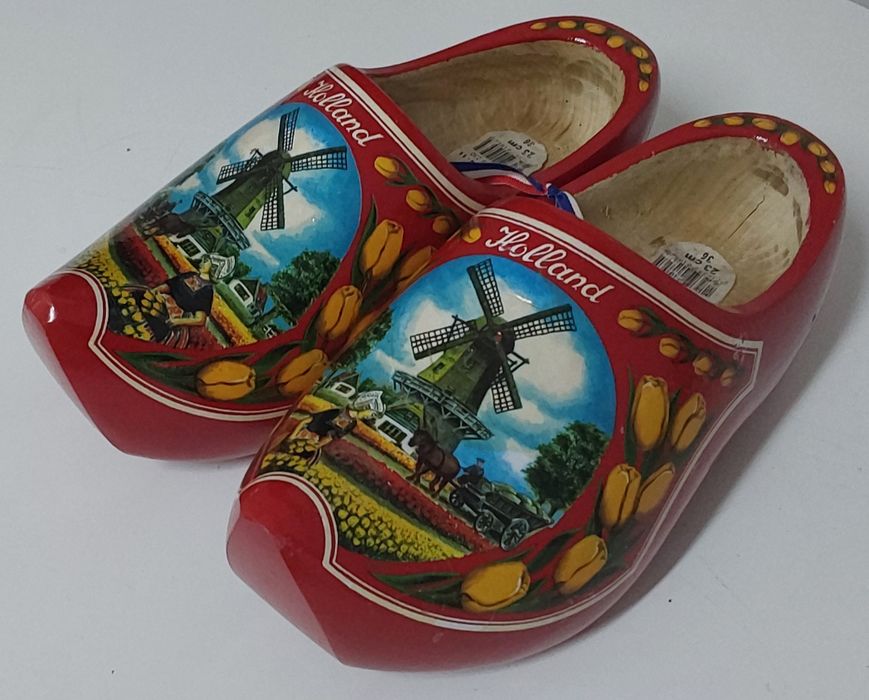 SAPATOS,TAMANCOS,SOCAS HOLANDESAS ANTIGAS.Casa,Colecção,Quarto,Rua.