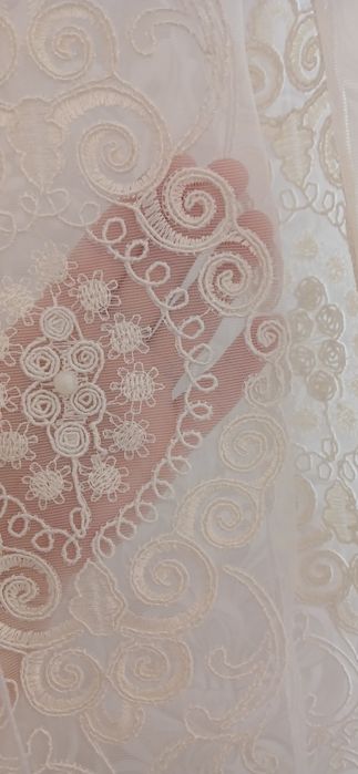 Тюль кольору айворі та біла з вирізом на балкон