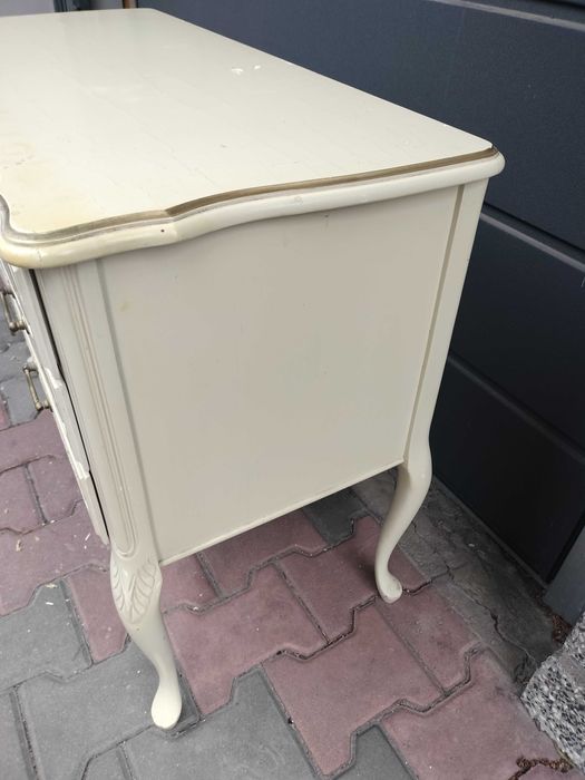biała drewniana komódka w stylu chippendale/ludwikowskim