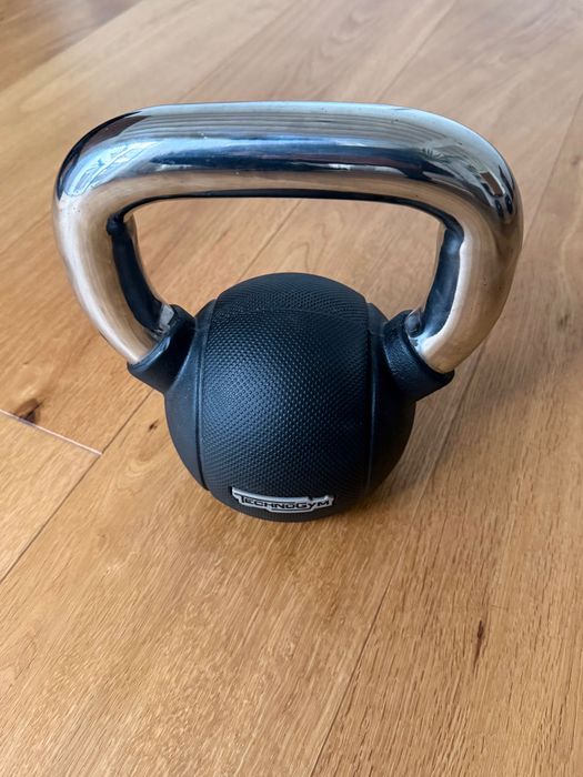 Banco Technogym c/ oferta de Kettlebell e Tapete Yoga