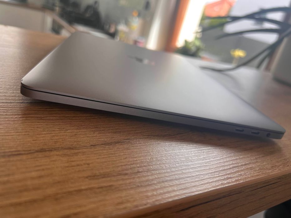 MacBook Pro 13", v2017r., 3,1GHz Intel I5, 16GB ram, 256GB, Touch bar