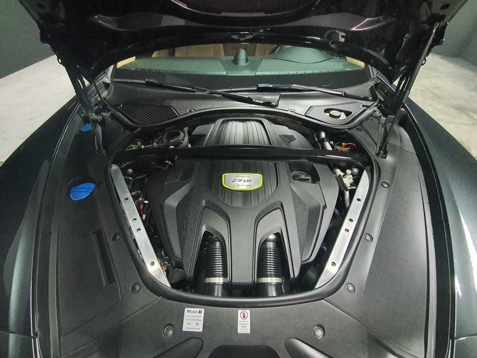 Porsche Panamera 4 E-Híbrido – Elegância que Respira Potência.