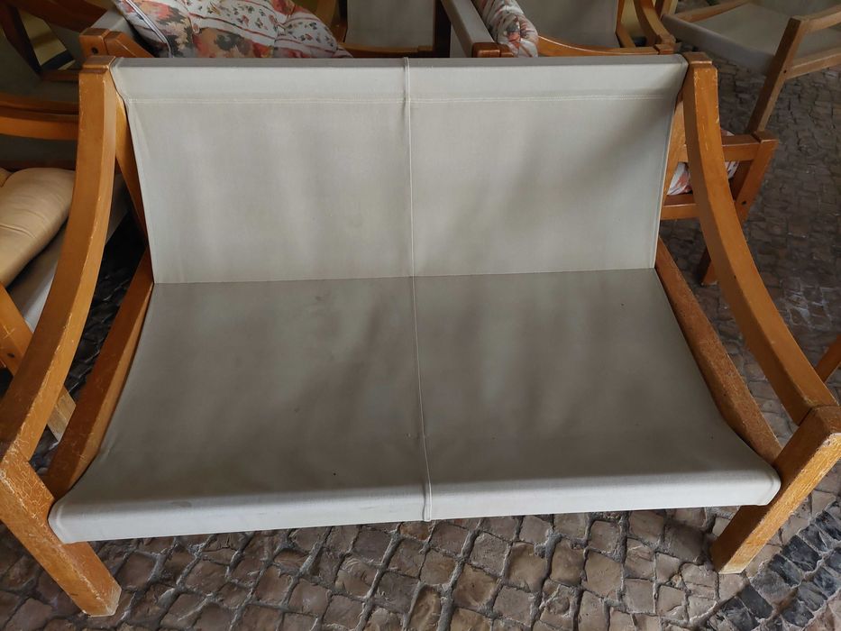 Sofás Almofadas em Tecido e Cadeiras tampo e costas em Tecido