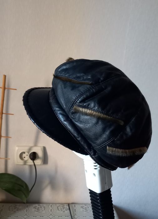 Кепка кожаная теплая 56-58 размера.