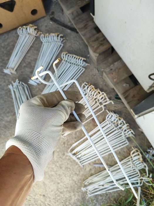 Крючки для перфорированных торговых стоек и сеток