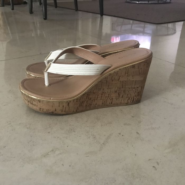 Sandálias brancas cunha marca Aldo n 39