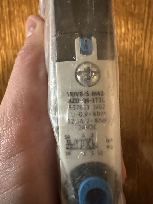 Пневморозподільник Festo пневмораспределитель VUVB-S-M42-AZD-Q6-1T1L