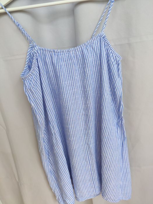 Luźna jasnoniebieska sukienka letnia na ramiączkach w białe prążki