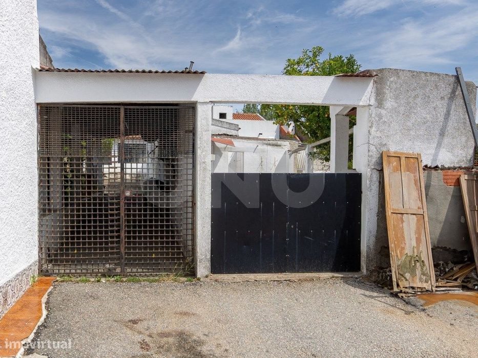 Moradia com espaço exterior em lote de 700 m²
