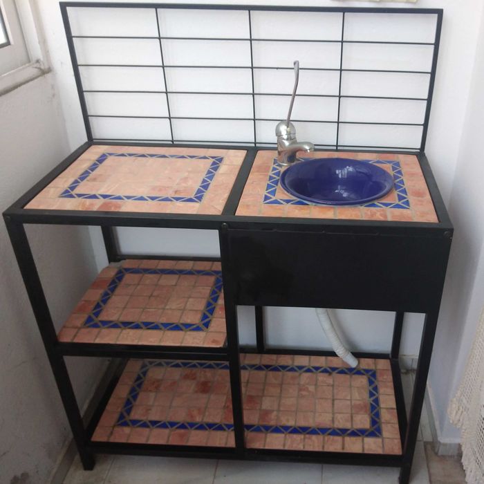 Móvel com lavatório para sala de massagens.