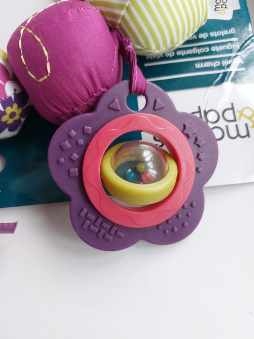 розвиваюча іграшка-підвіска Mamas & Papas Travel Charm Pearl, призначена для кріплення на коляску або автокрісло