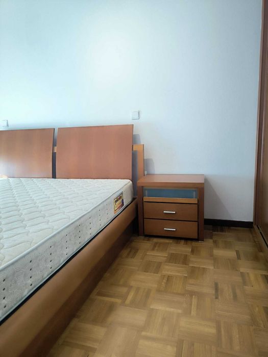 cama king size com mesinhas de cabeceiras e camiseiro