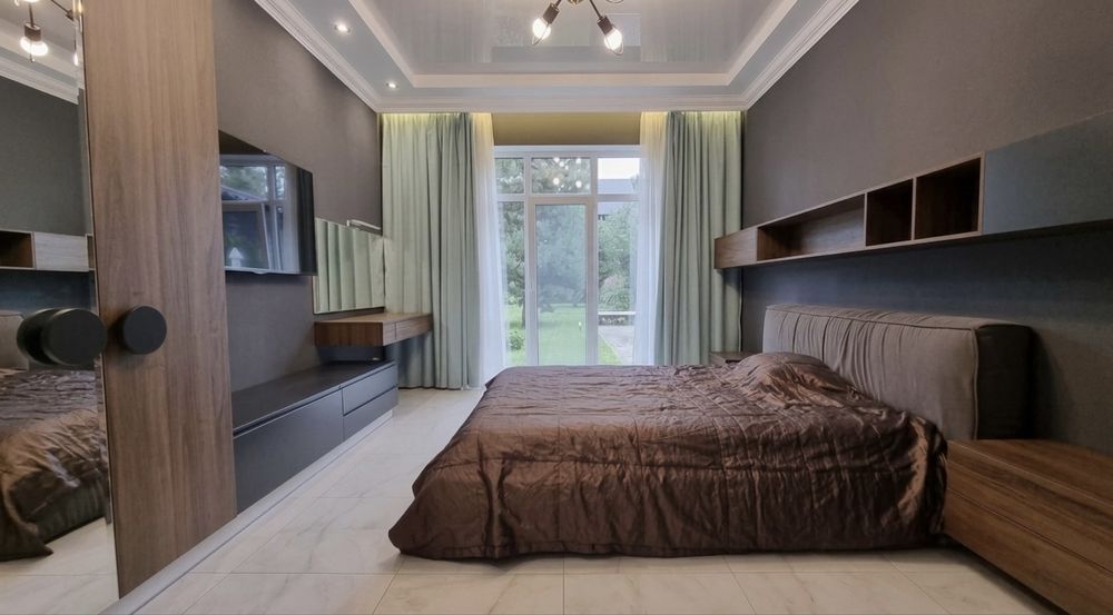 Оренда будинку під Києвом 227м² біля річки: басейн, сауна, генератор, сосновий ліс, закрита територія район Новосілки