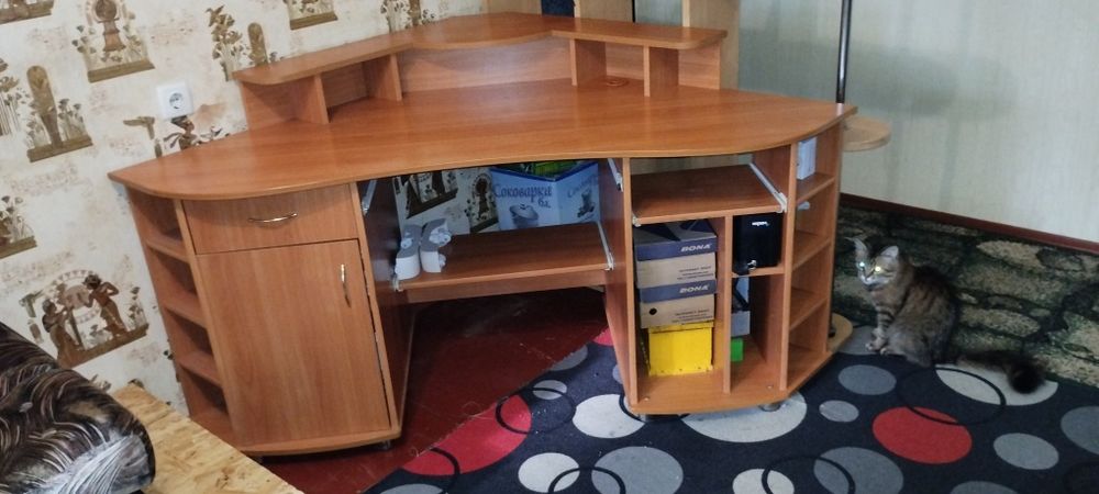Продається комп'ютерний стіл б/у