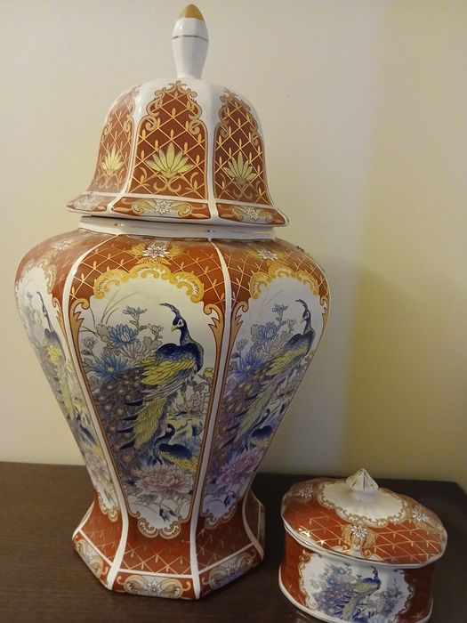 Jarrão antigo com tampa. Um guarda joias. Louça com motivos  pavão