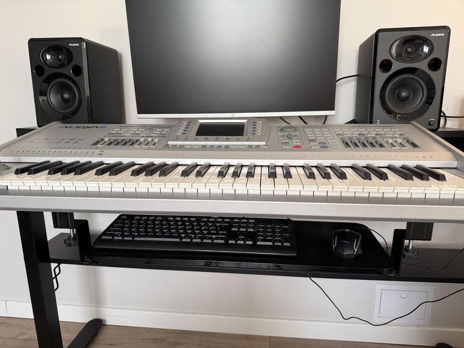 Ketron Audya 5 + case