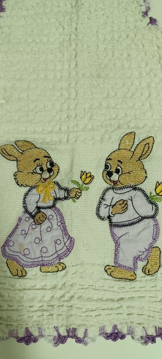 Avental para criança com aplicação bordada. Usado