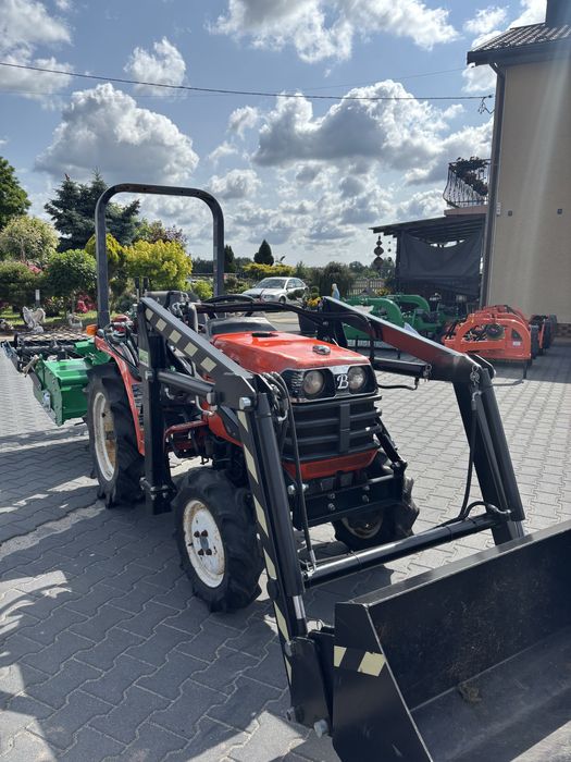 Mini Traktor Kubota B 72.  17km 4x4 z ładowaczem tur.Wspomaganie