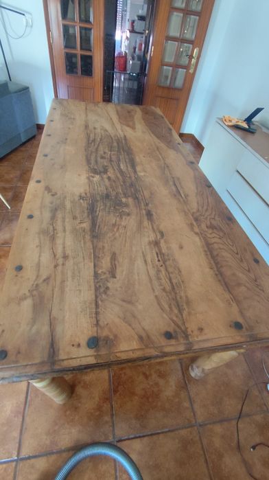 Mesa de sala em madeira