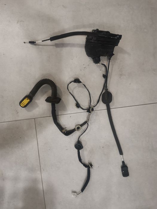 Стекло  зад. лев. дверь на Рено клио4