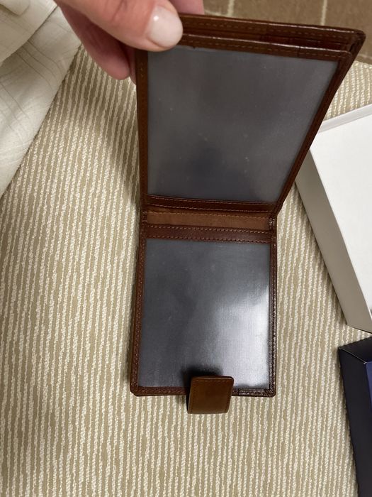 Carteira em pele castanha nova