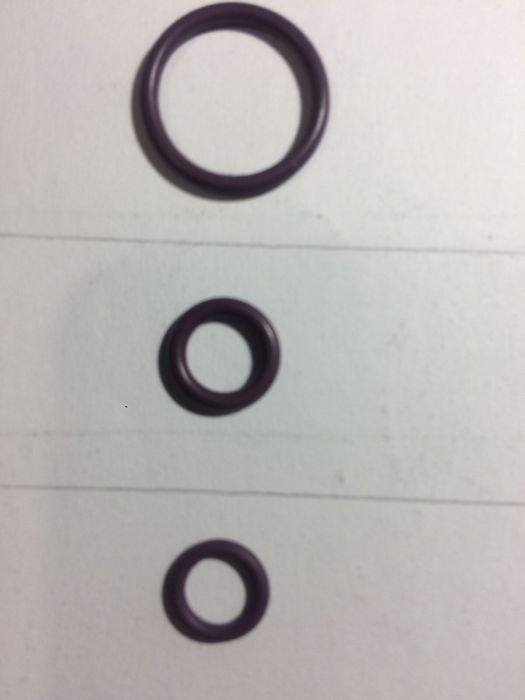 Продаються сальники та золотник ( ніпель) до  кондиціонера автомобіля