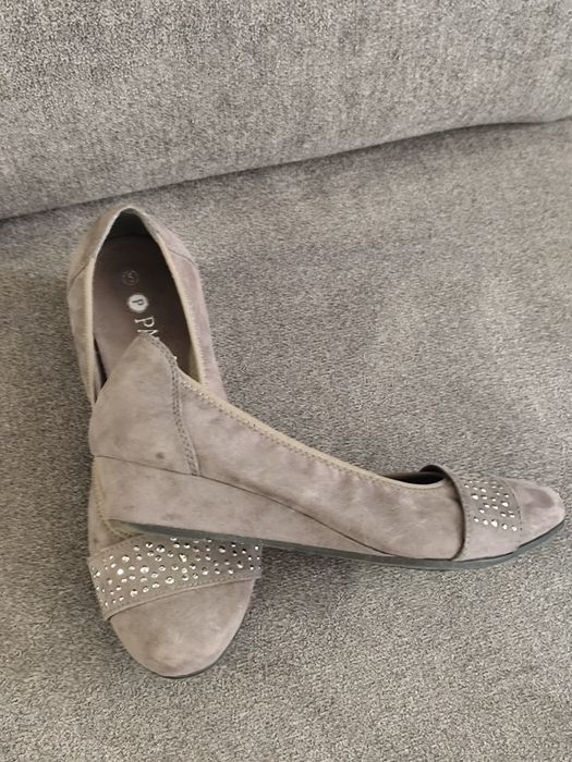 Piękne buty z cekinami na niskiej koturnie