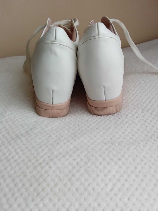 buty i półbuty na koturnie damskie