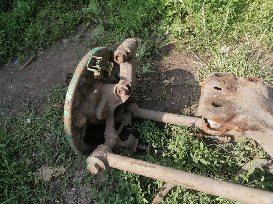 Продам задні ступиці мазда 323 ба