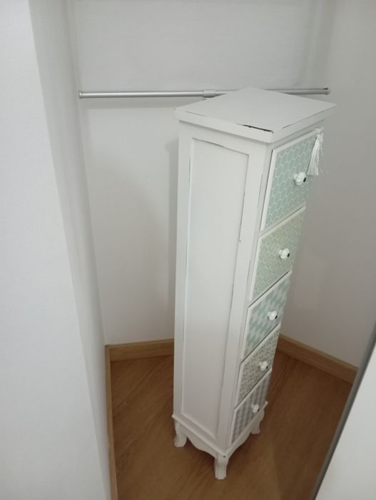 Vendo móvel rústico em tons branco e gavetas tipo azulejos 1.05 altura