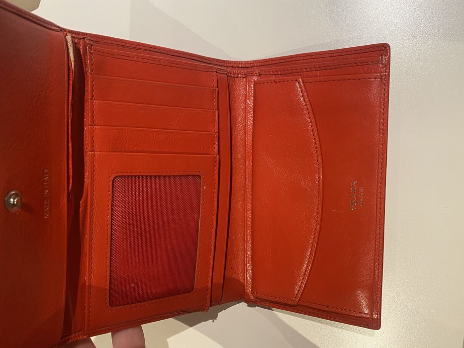 Carteira vermelha Prada