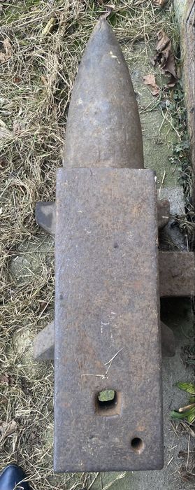 Kowadło kowalskie wraz z zestawem młotków oraz stojakmi