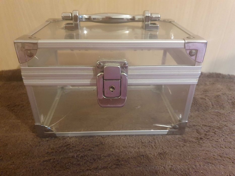 Fajny kuferek kosmetyczny z plexi i aluminium 18x12x12cm