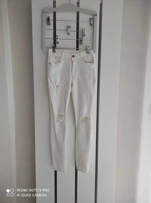 spodnie dziury / jeansy Loveit rozm. s-m / 36-38 białe