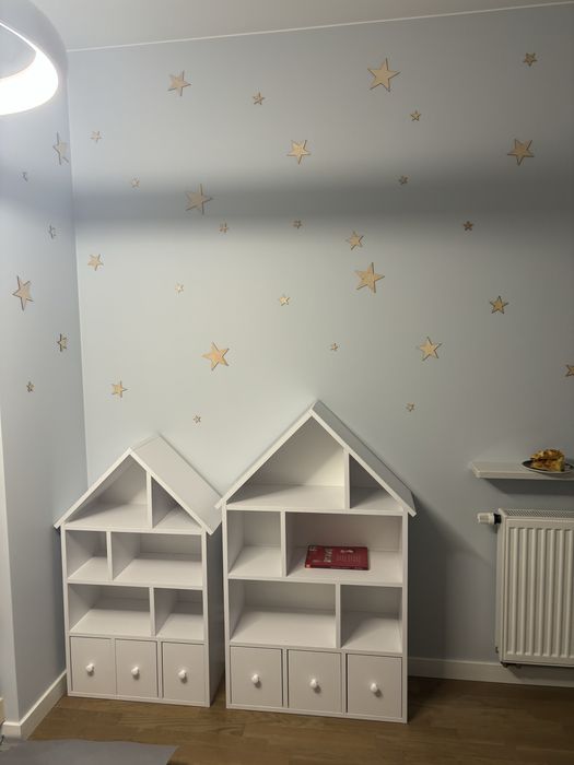 Regały w kształcie domku do pokoju dziecięcego